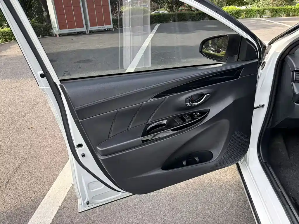 Toyota Yaris L 2020 — фото 18