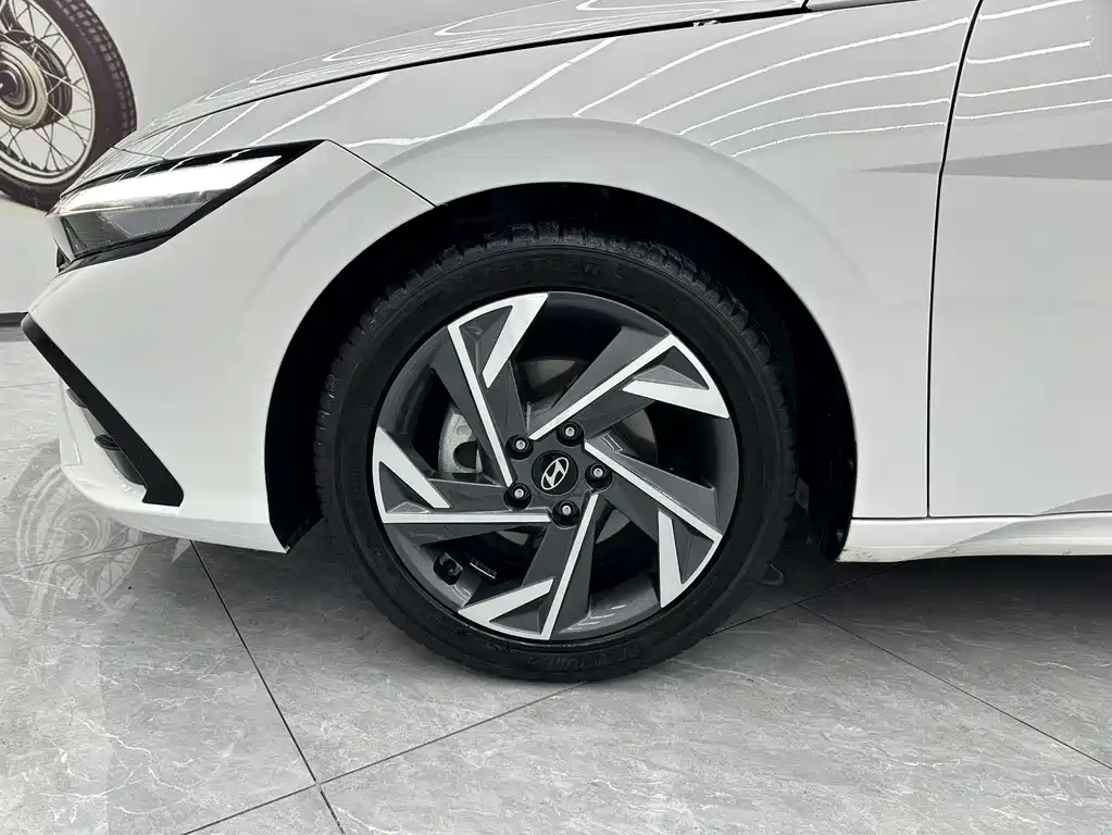 Hyundai Elantra 2023 — фото 18