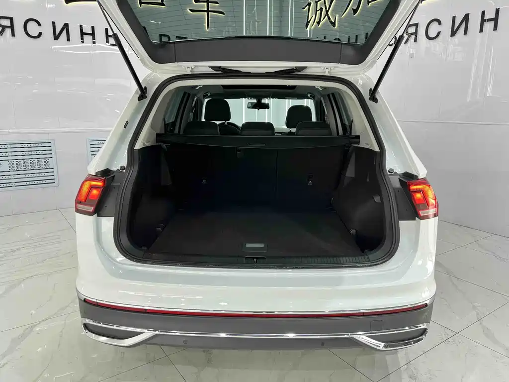 Volkswagen Tiguan L 2023 — фото 18