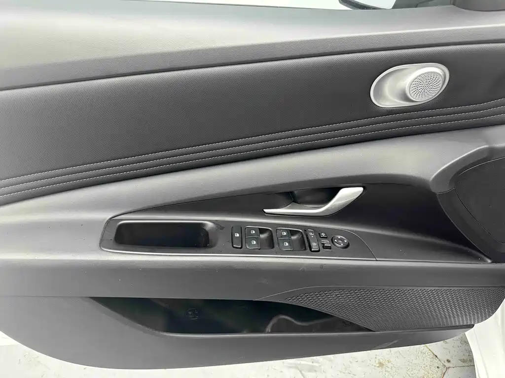 Hyundai Elantra 2023 — фото 10