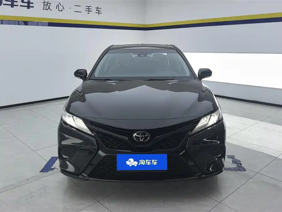 Toyota Camry 2019 — фото 2