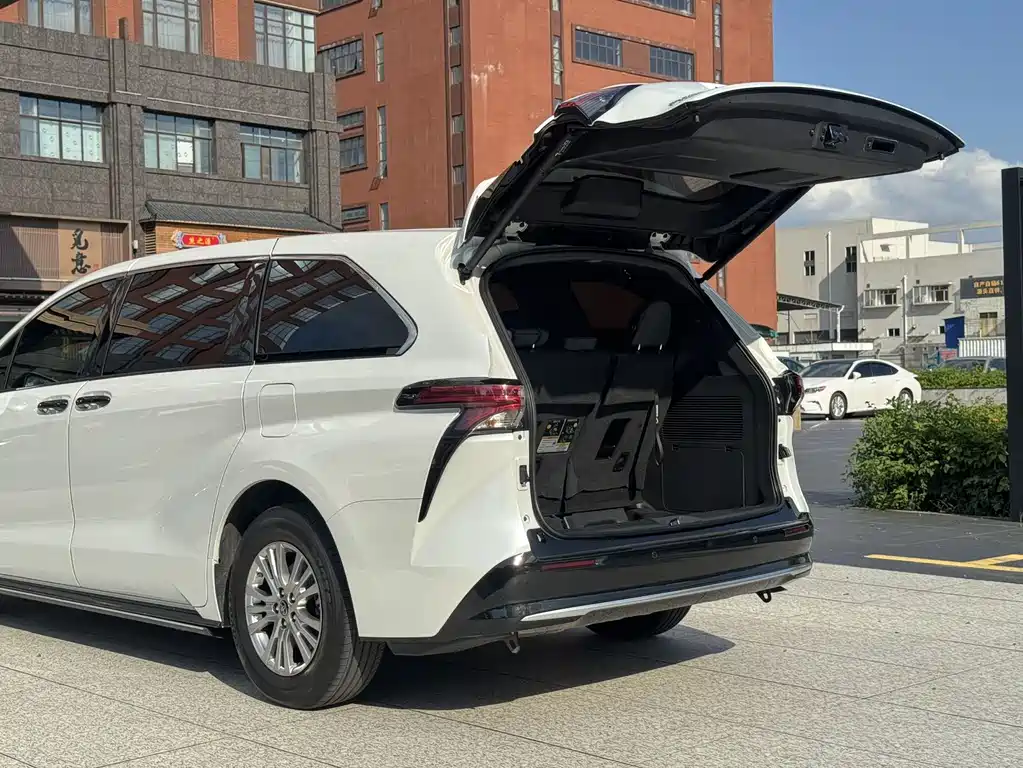 Toyota Sienna 2022 — фото 13