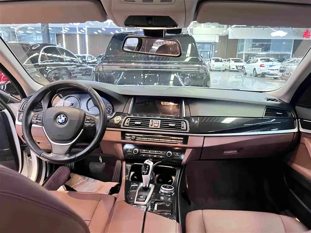BMW 5 Series 2017 — фото 8