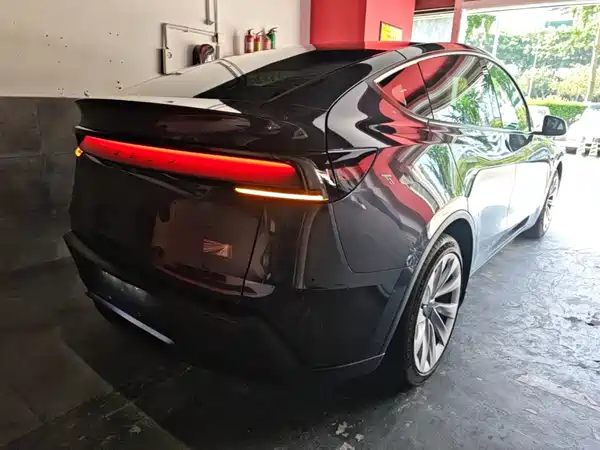 Tesla Model Y 2025