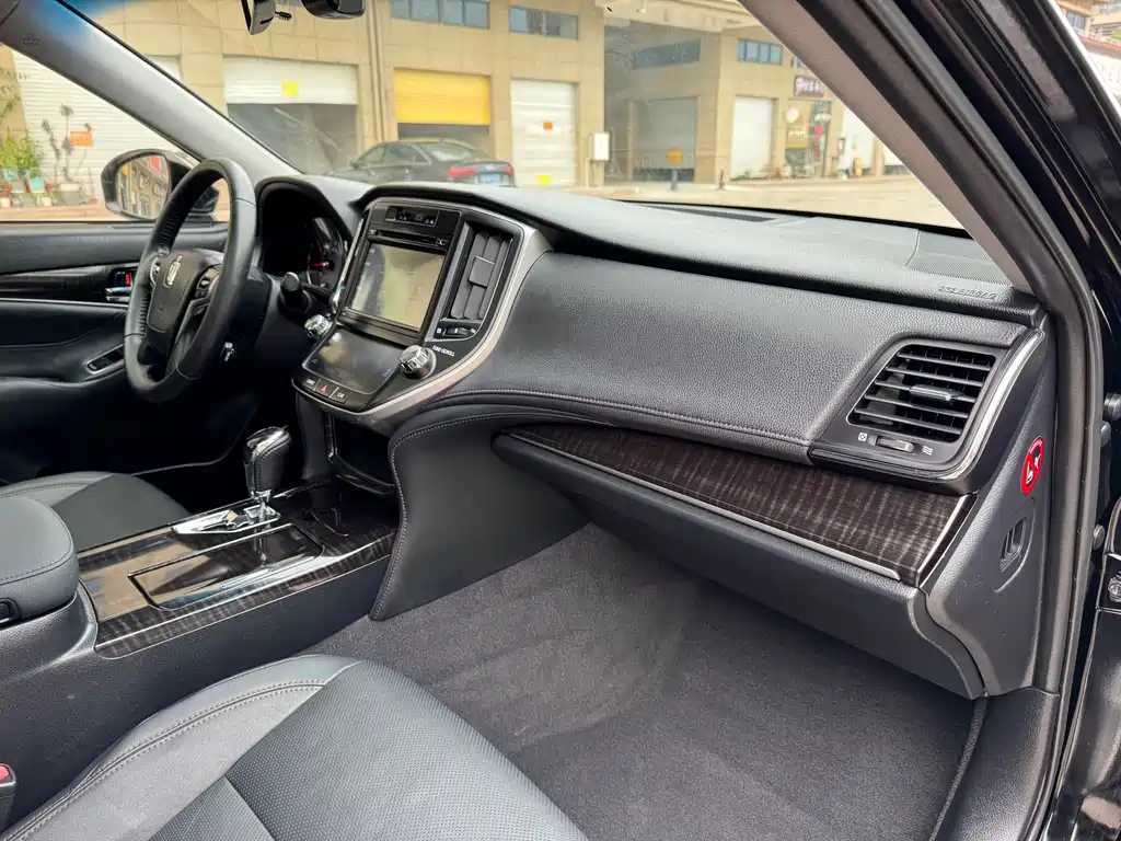 Toyota Crown 2017 — фото 11