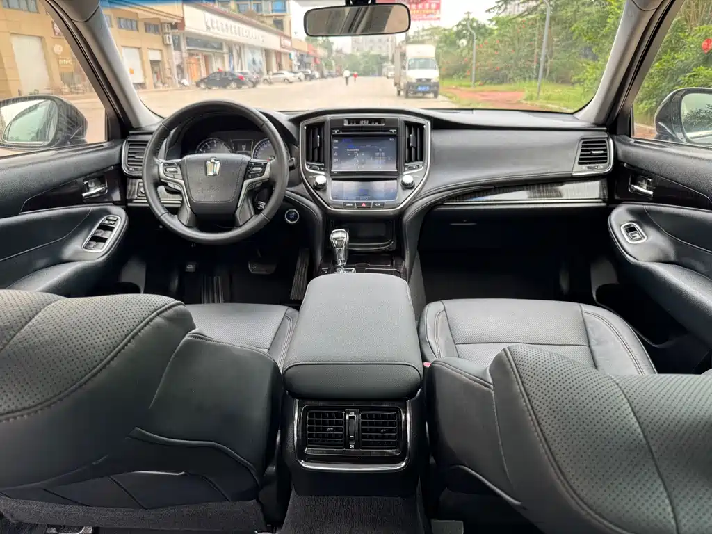 Toyota Crown 2017 — фото 17