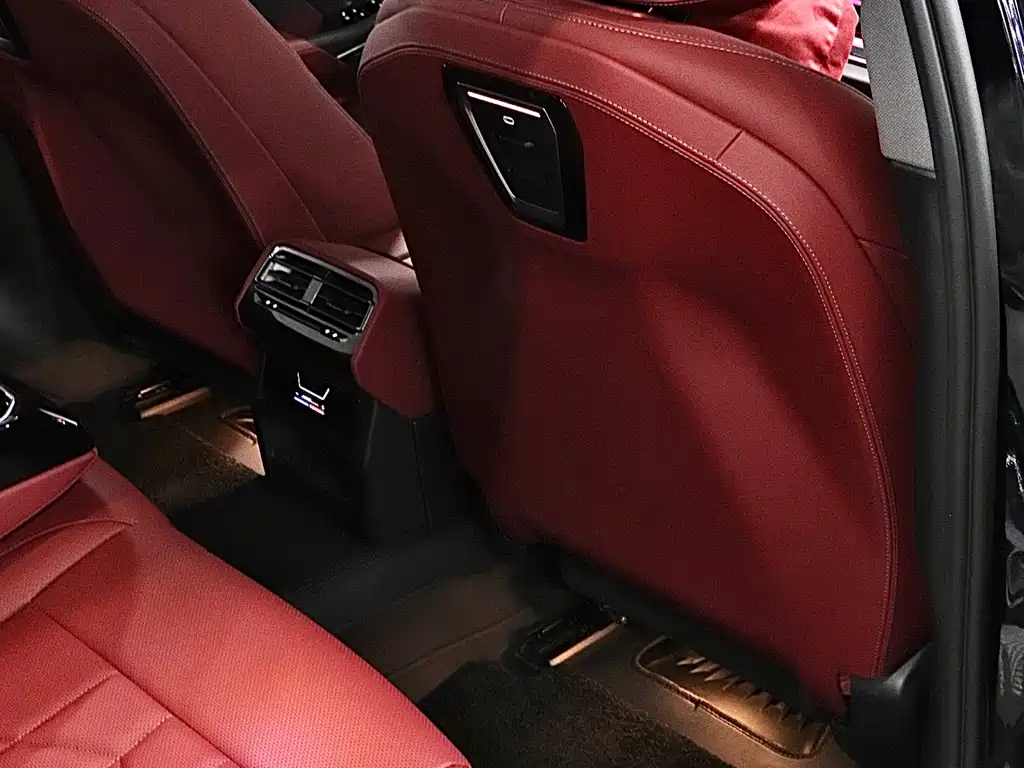 BMW 5 Series 2025 — фото 17