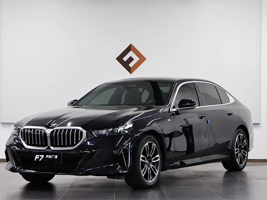BMW 5 Series 2025 — фото 1