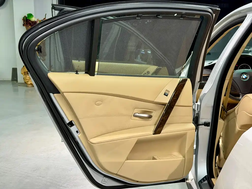 BMW 5 Series 2005 — фото 16