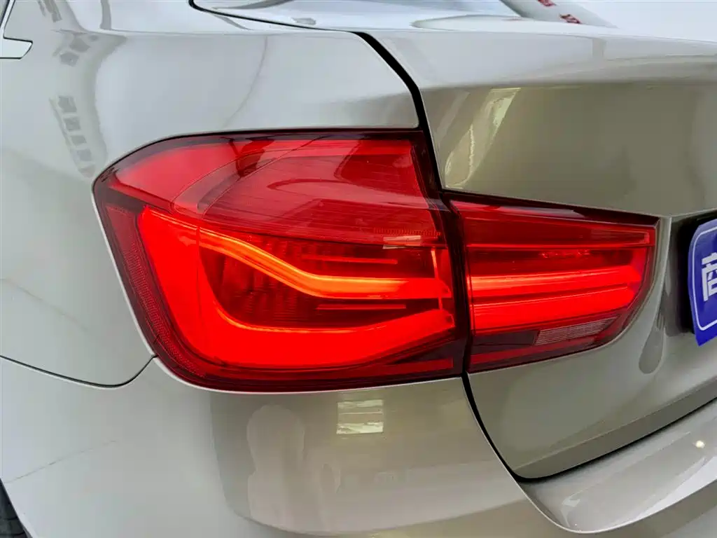 BMW 3 Series 2018 — фото 8