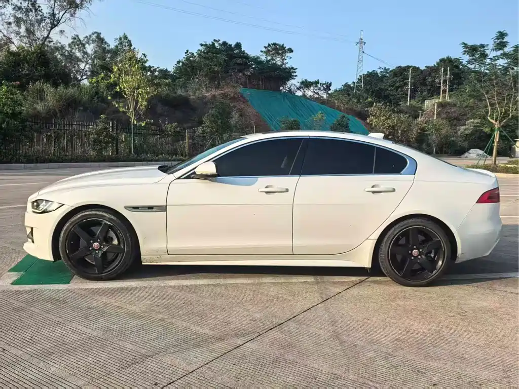 Jaguar XE 2017 — фото 4