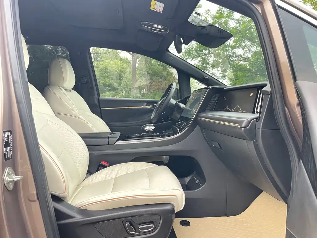 GAC Motor Trumpchi M8 2023 — фото 13