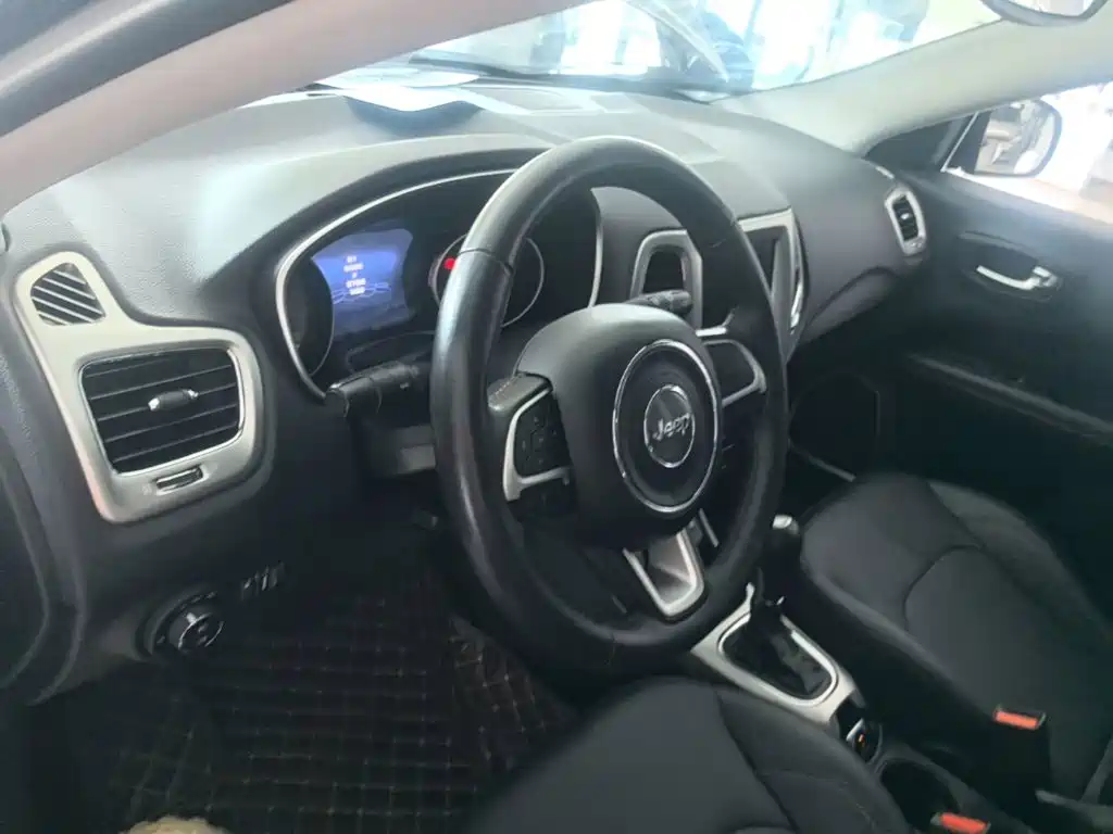 Jeep Compass 2018 — фото 10