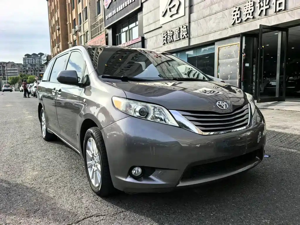 Toyota Sienna 2018 — фото 3