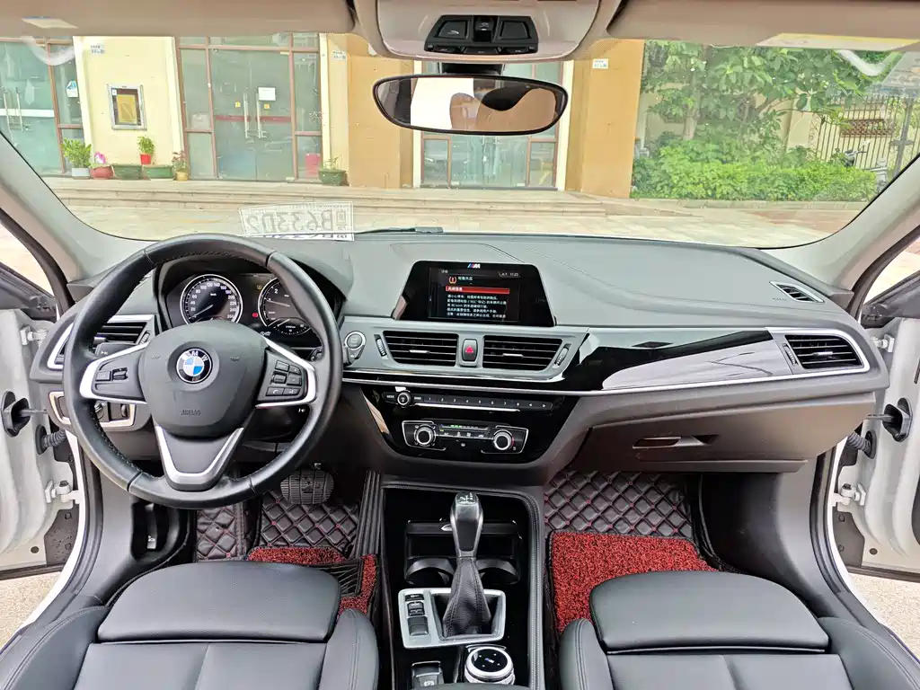 BMW 1 Series 2018 — фото 8