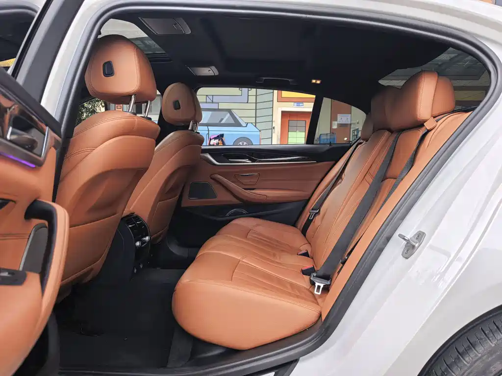 BMW 5 Series 2018 — фото 14