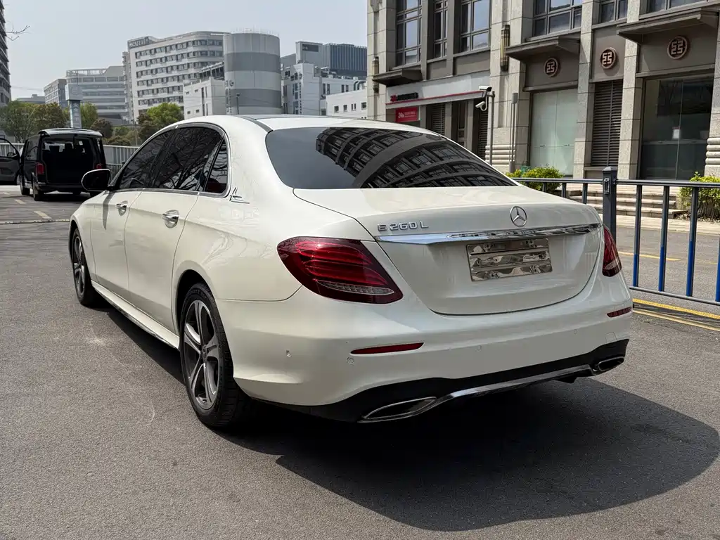 Mercedes-Benz E-Class 2019 — фото 10