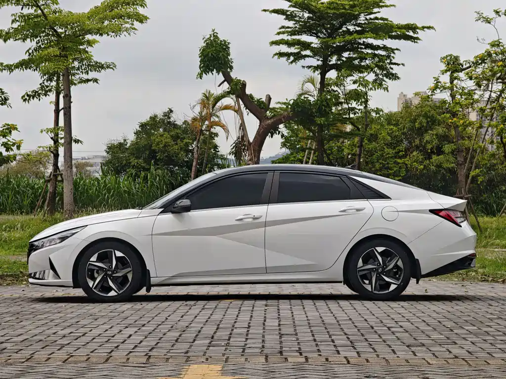 Hyundai Elantra 2022 — фото 14