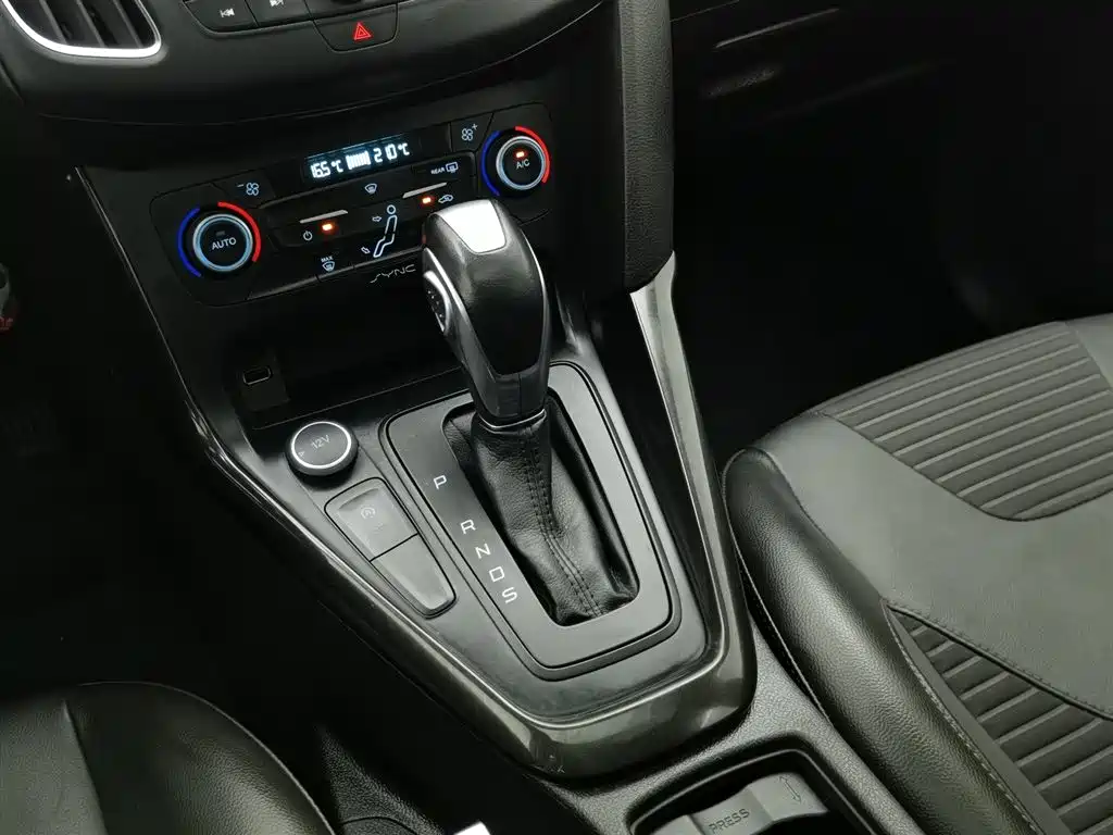Ford Focus 2018 — фото 13