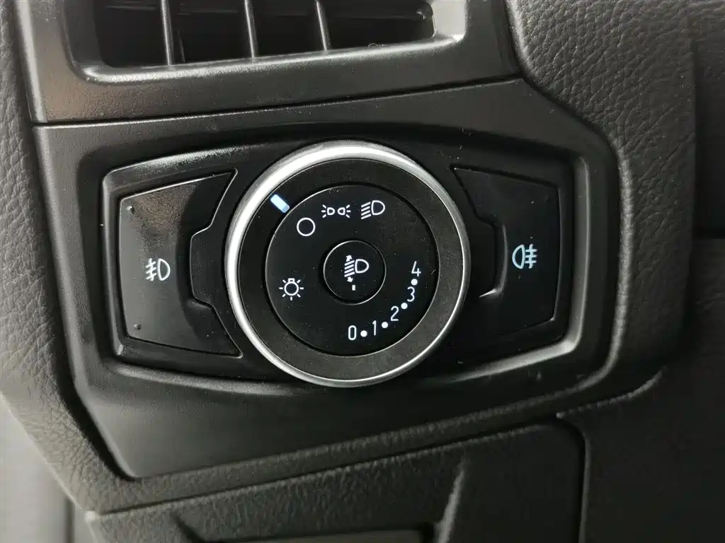 Ford Focus 2018 — фото 21