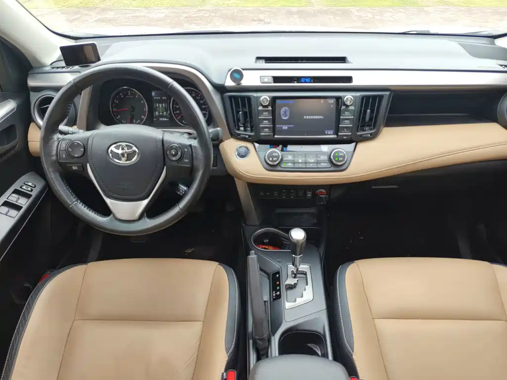 Toyota RAV4 2017 — фото 11