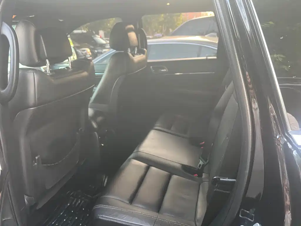 Jeep Grand Cherokee 2018 — фото 18