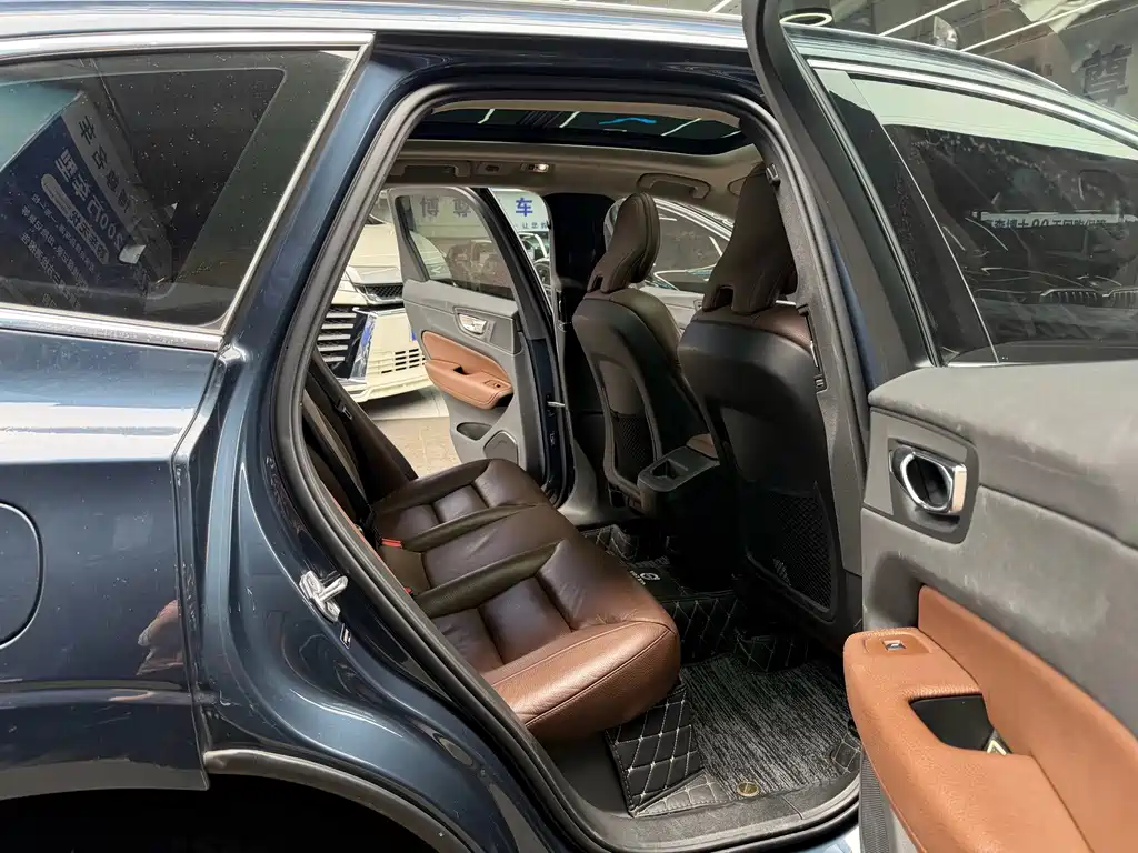 Volvo XC60 2019 — фото 14