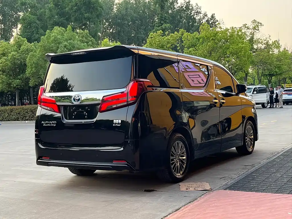 Toyota Alphard 2023 — фото 9