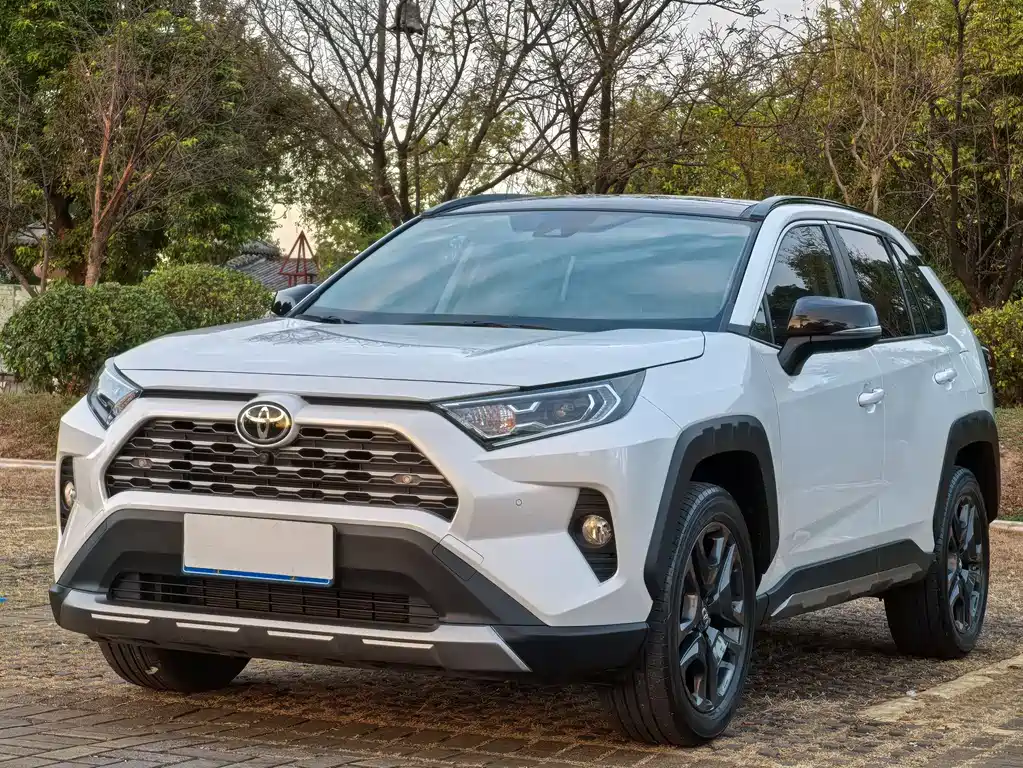 Toyota RAV4 2023 — фото 2