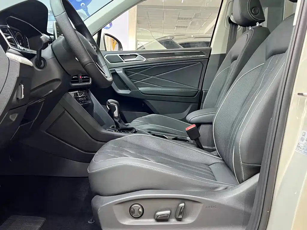 Volkswagen Tiguan L 2023 — фото 13