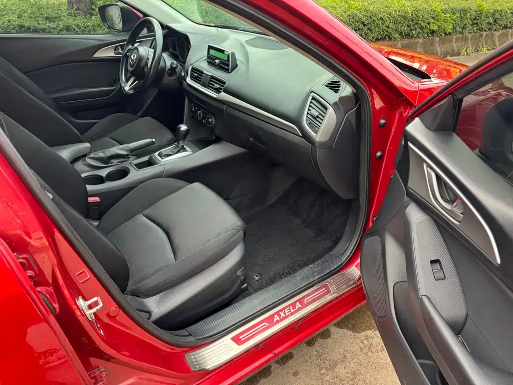 Mazda 3 Axela 2018 — фото 10