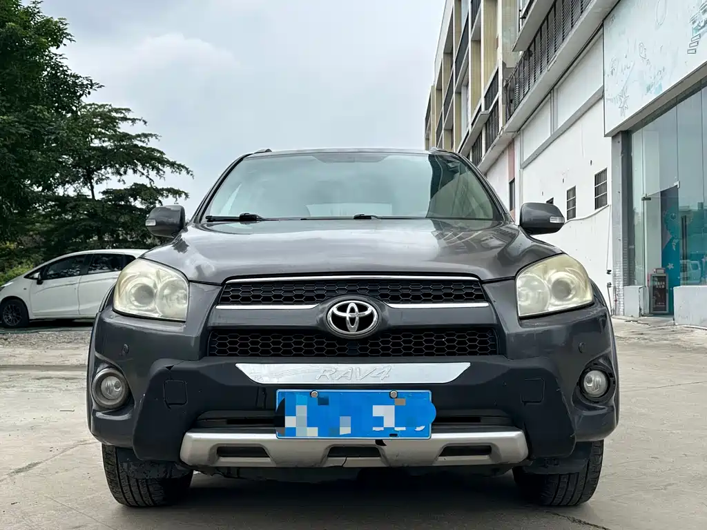 Toyota RAV4 2011 — фото 2
