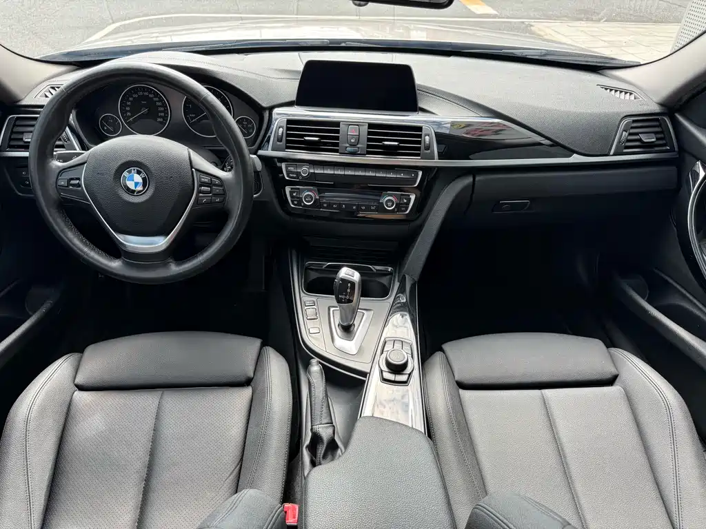 BMW 3 Series 2018 — фото 9