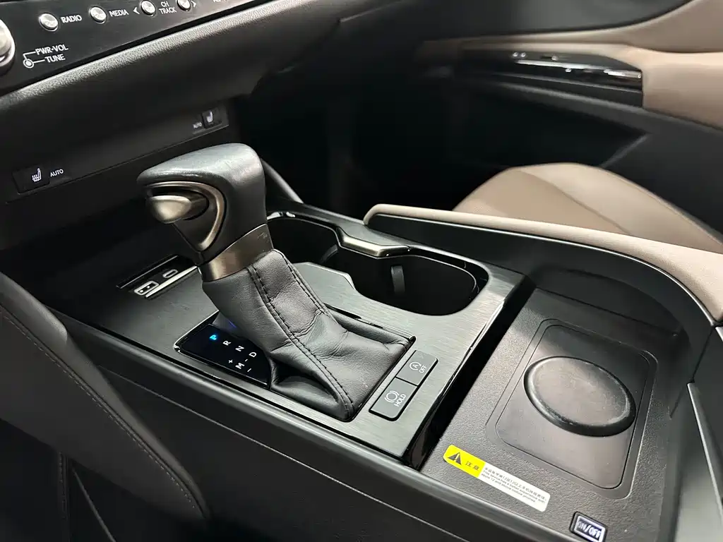 Lexus ES 2023 — фото 10