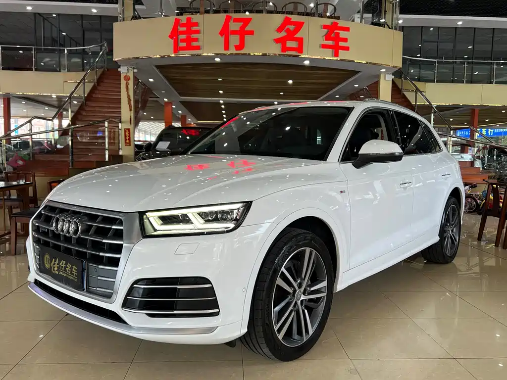 Audi Q5L 2020 — фото 1
