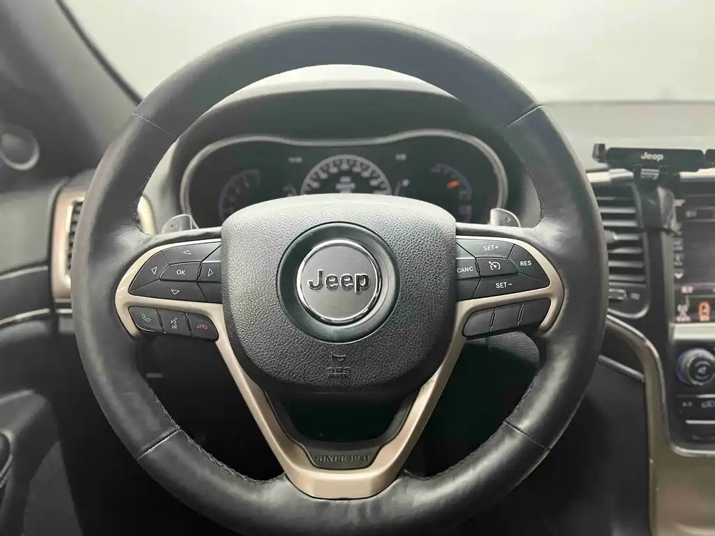 Jeep Grand Cherokee 2015 — фото 12
