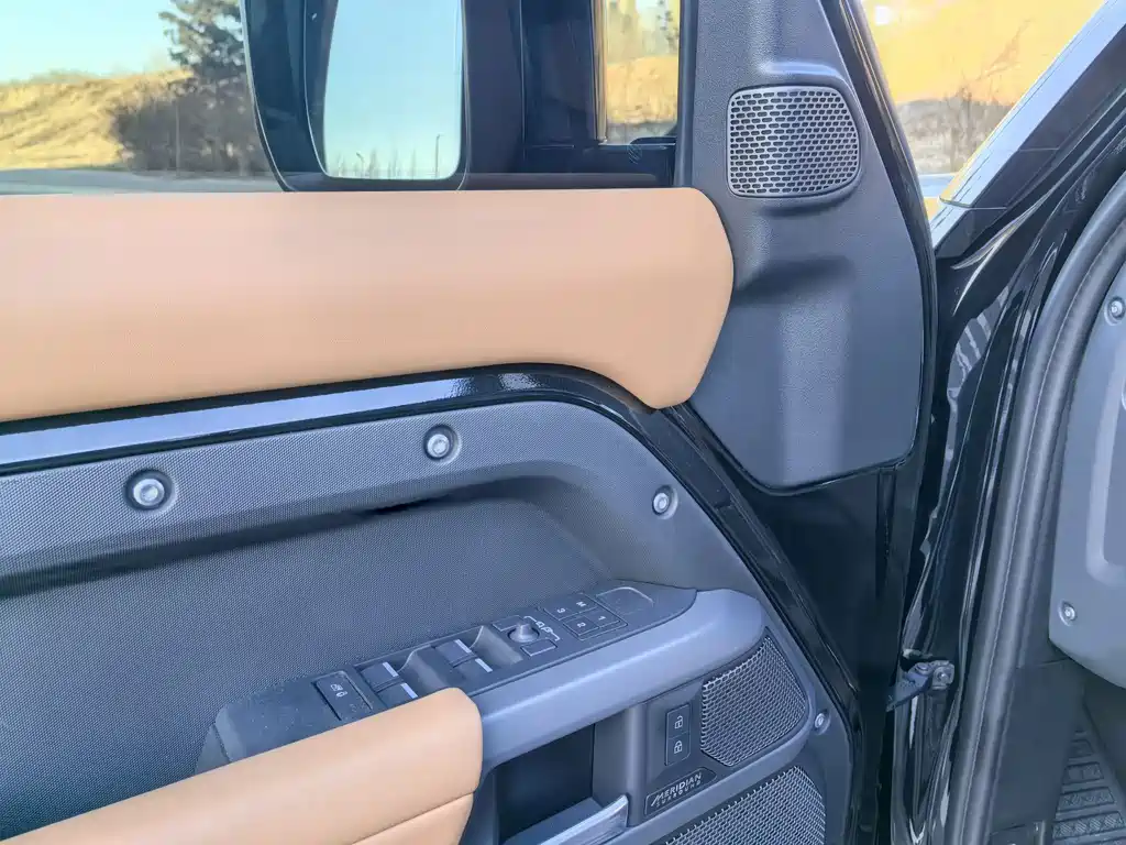 Land Rover Defender 2025 — фото 11