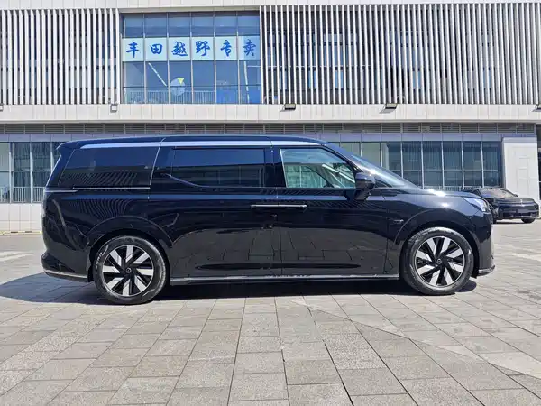 Volvo EM90 2024