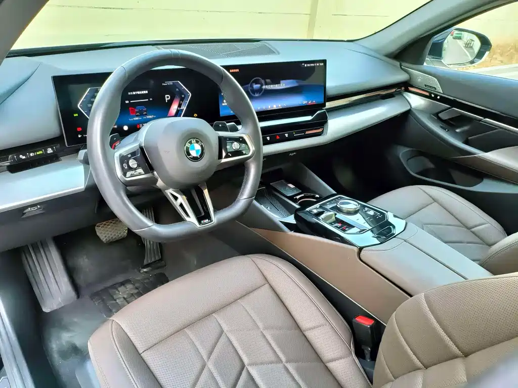 BMW 5 Series 2025 — фото 9