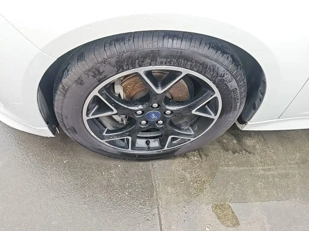 Ford Focus 2017 — фото 23