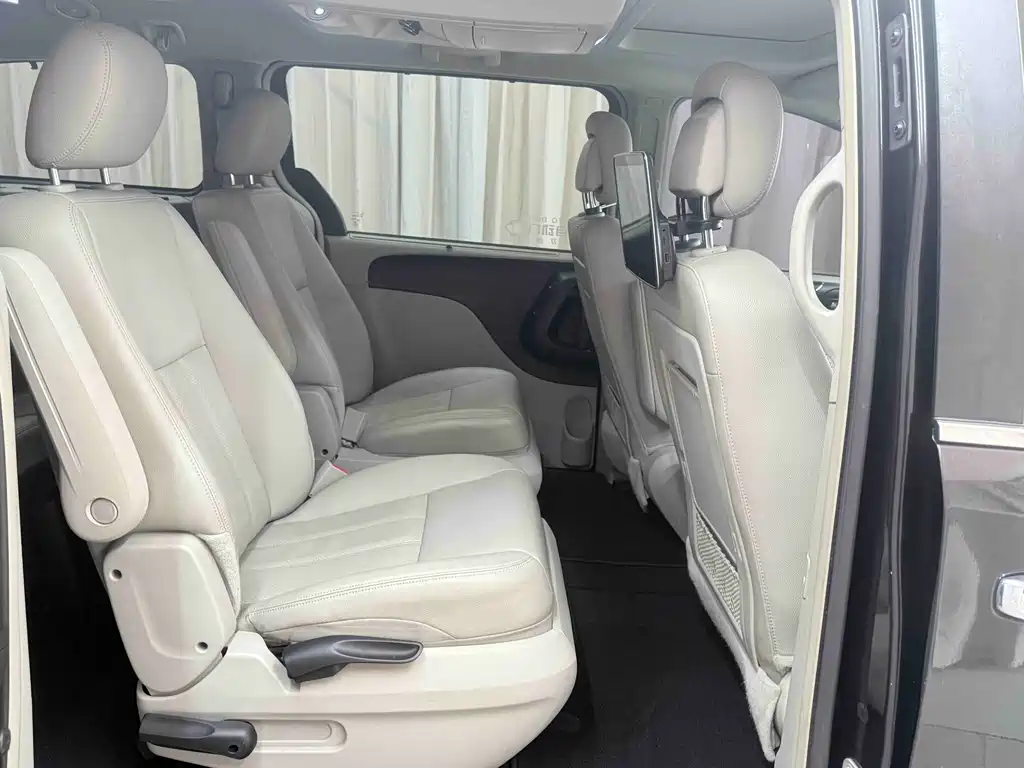 Chrysler Grand Voyager 2015 — фото 7
