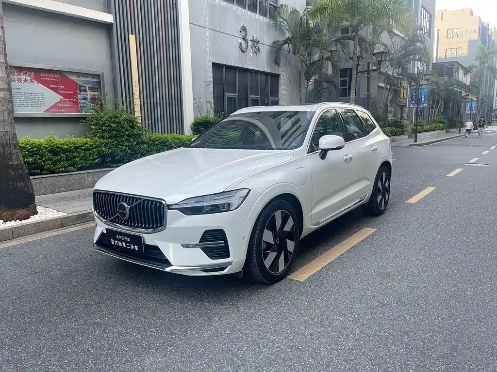 Volvo XC60 PHEV 2025 — фото 1