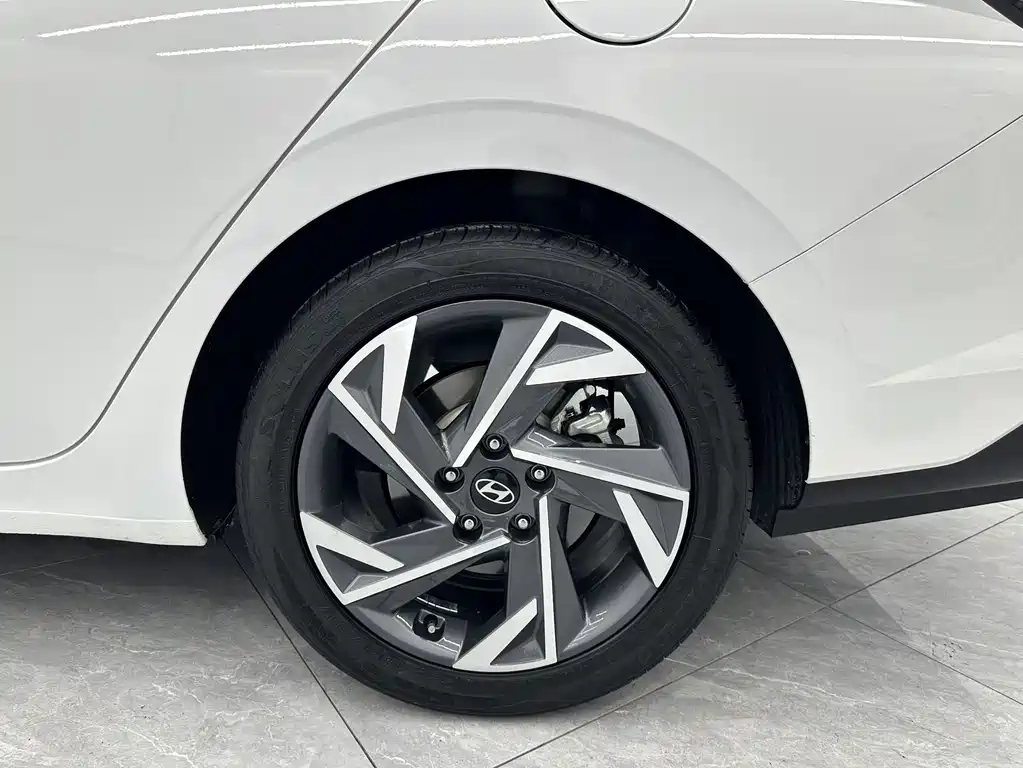 Hyundai Elantra 2023 — фото 19