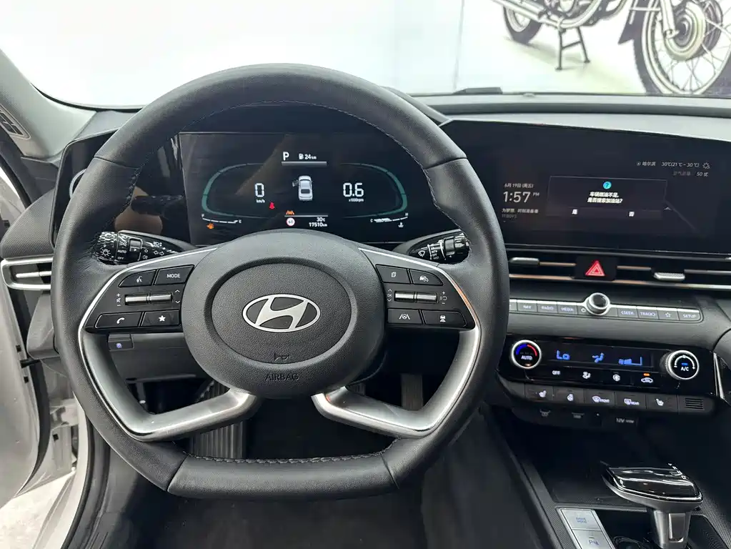 Hyundai Elantra 2023 — фото 10