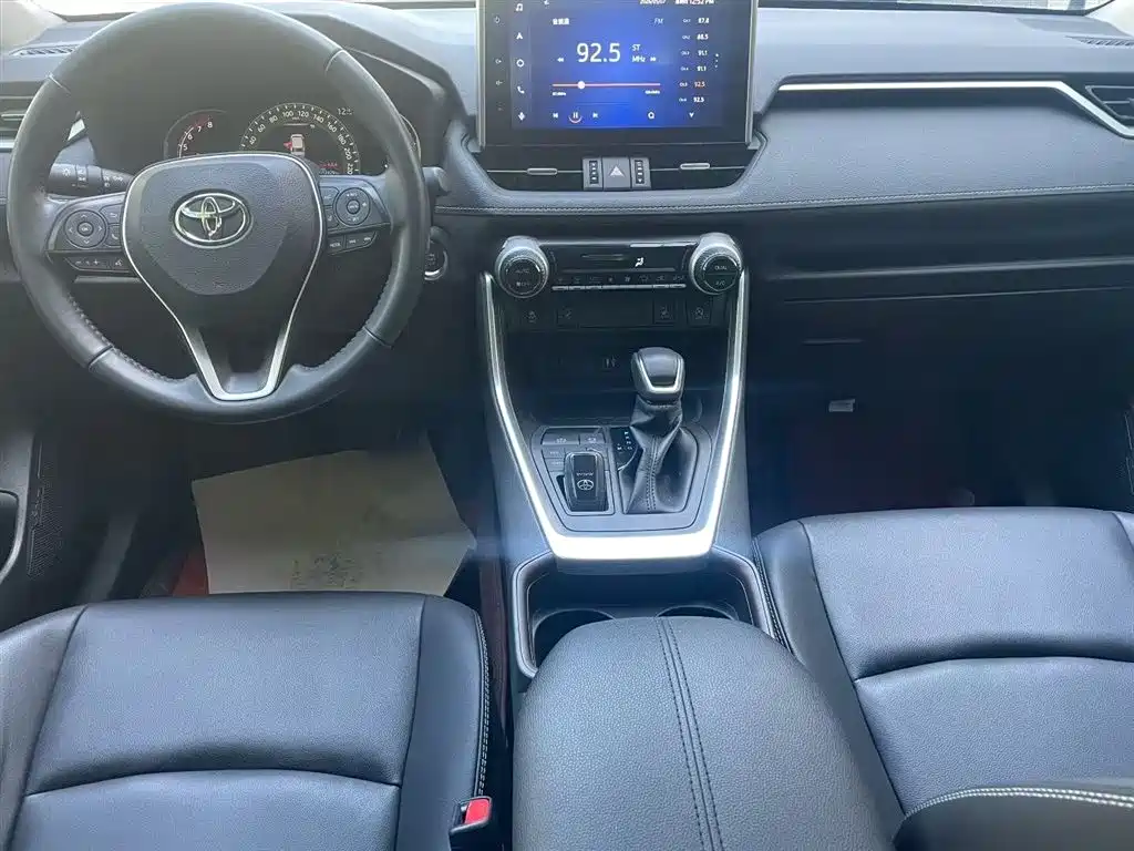 Toyota RAV4 2021 — фото 8