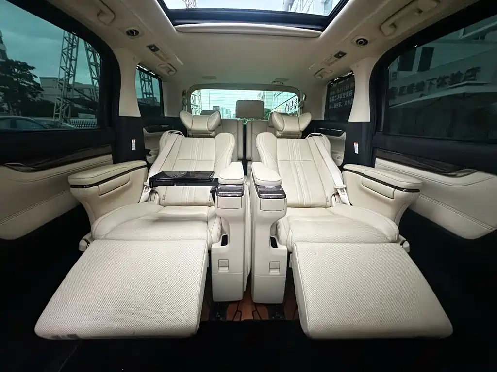 Toyota Alphard 2023 — фото 13