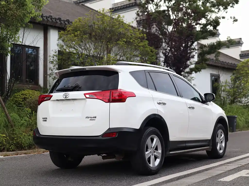 Toyota RAV4 2014 — фото 5