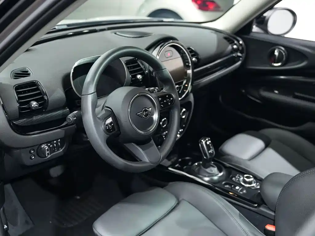 MINI CLUBMAN 2024