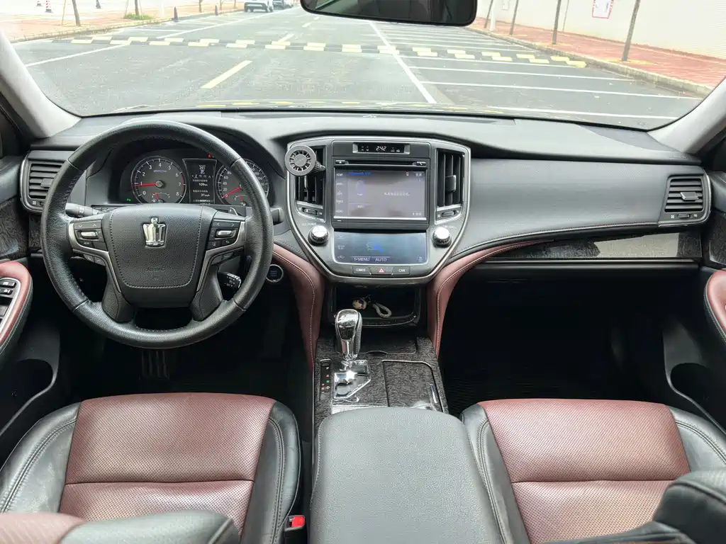 Toyota Crown 2018 — фото 11