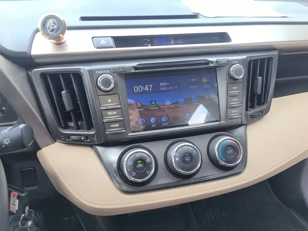 Toyota RAV4 2015 — фото 13